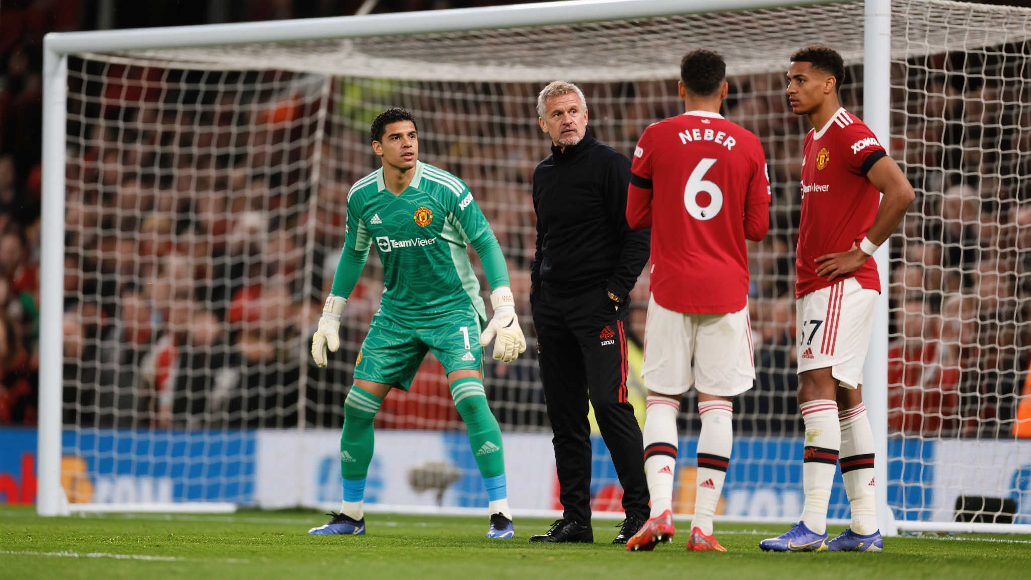 “奥纳纳决心留守曼联,誓言向主帅阿莫林展现实力” 作为曼联当前阵容最重要的一环之一,新任教练鲁本·阿